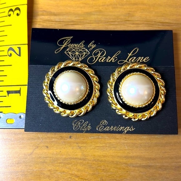 Park Lane Pearl Cabochon Black Enamel Golden Byzantine Clip Earrings - Picture 2 of 3